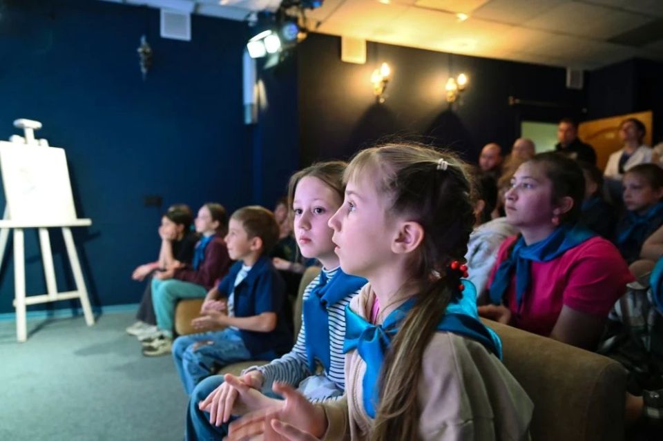 В День эколога представили аудиоспектакль и книгу о спасении тюленей: в презентации участвовал министр туризма Сахалинской области Артем Лазарев В День эколога представили аудиоспектакль и книгу о спасении тюленей: в презентации участвовал министр туризма Сахалинской области Артем Лазарев