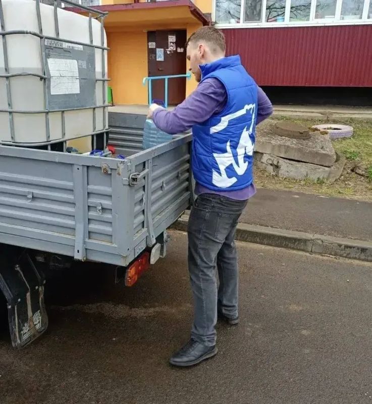 Помощь — это просто!. В Александровск-Сахалинском МО актив местного отделения Единой России вместе с волонтерами и сторонниками партии уже несколько недель развозят питьевую воду жителям Помощь — это просто!. В Александровск-Сахалинском МО актив местного отделения Единой России вместе с волонтерами и сторонниками партии уже несколько недель развозят питьевую воду жителям