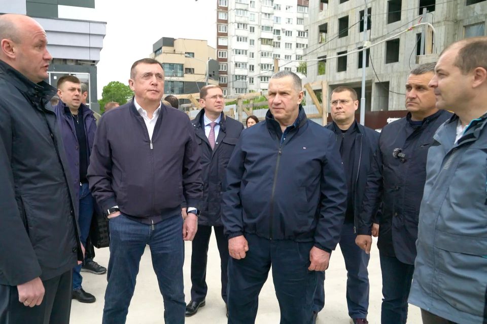 Юрий Трутнев и Валерий Лимаренко проверили благоустройство набережной Рогатки в ЮжноСахалинске Юрий Трутнев и Валерий Лимаренко проверили благоустройство набережной Рогатки в ЮжноСахалинске