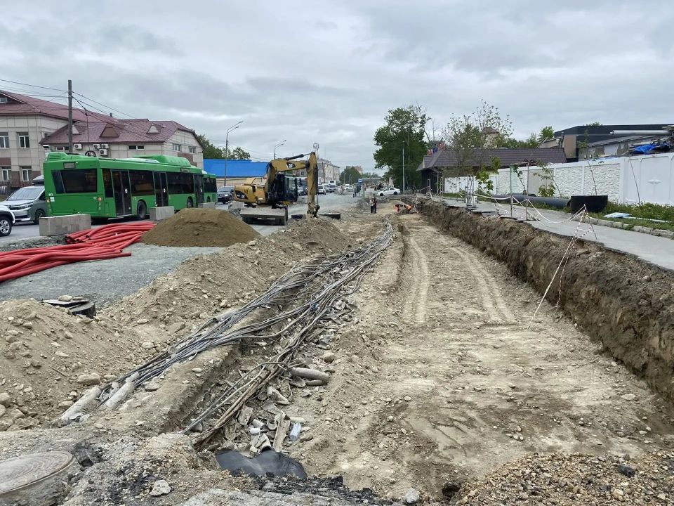 На пр. Мира в Южно-Сахалинске приступили к устройству основания под тротуар и подготовке автодороги к асфальтированию На пр. Мира в Южно-Сахалинске приступили к устройству основания под тротуар и подготовке автодороги к асфальтированию