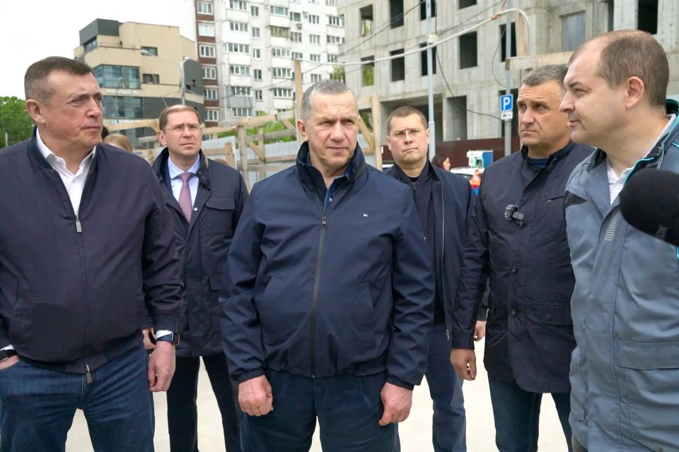 Юрий Трутнев и Валерий Лимаренко проверили благоустройство набережной Рогатки в ЮжноСахалинске Юрий Трутнев и Валерий Лимаренко проверили благоустройство набережной Рогатки в ЮжноСахалинске