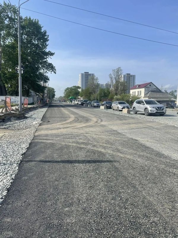 На пр. Мира в Южно-Сахалинске приступили к устройству основания под тротуар и подготовке автодороги к асфальтированию