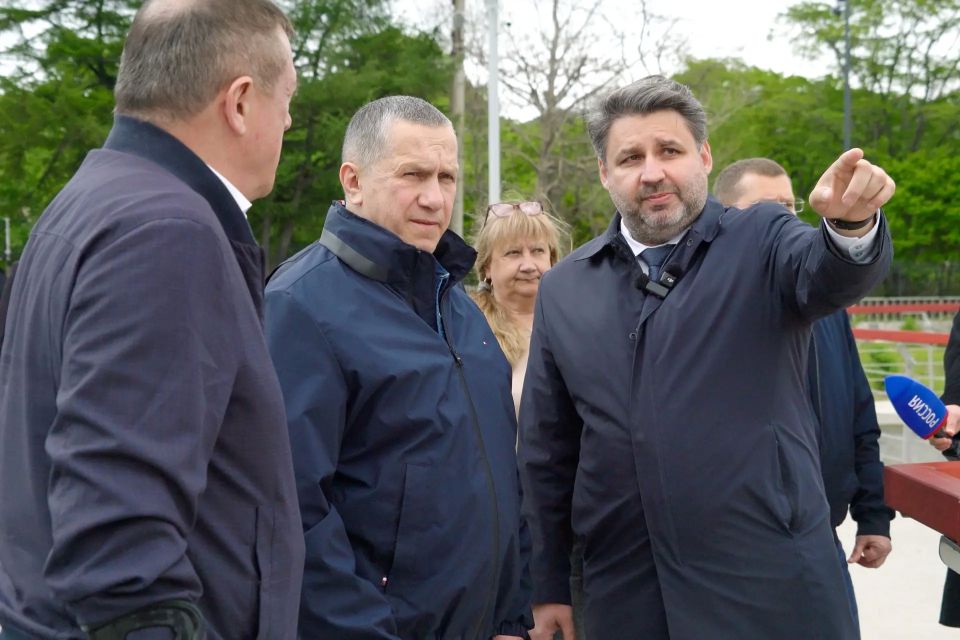 Юрий Трутнев проверил ход благоустройства набережной Рогатки в Южно-Сахалинске