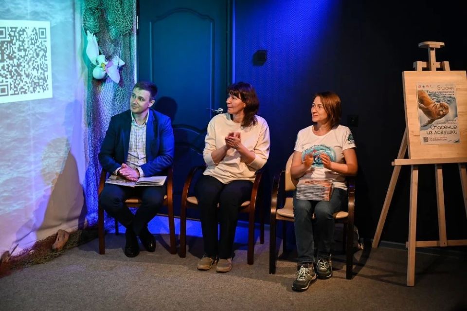 В День эколога представили аудиоспектакль и книгу о спасении тюленей: в презентации участвовал министр туризма Сахалинской области Артем Лазарев В День эколога представили аудиоспектакль и книгу о спасении тюленей: в презентации участвовал министр туризма Сахалинской области Артем Лазарев