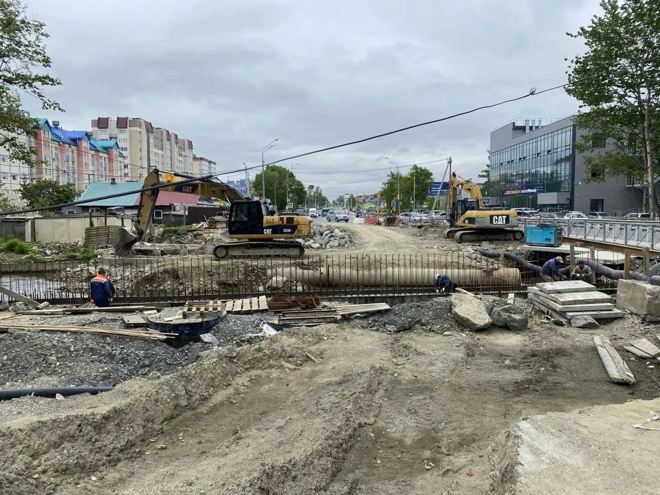 На пр. Мира в Южно-Сахалинске приступили к устройству основания под тротуар и подготовке автодороги к асфальтированию На пр. Мира в Южно-Сахалинске приступили к устройству основания под тротуар и подготовке автодороги к асфальтированию
