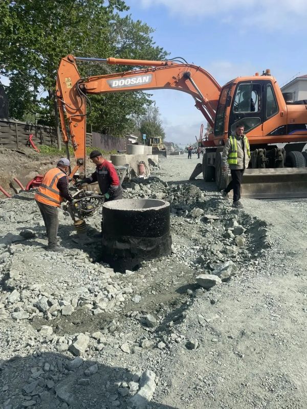 На пр. Мира в Южно-Сахалинске приступили к устройству основания под тротуар и подготовке автодороги к асфальтированию На пр. Мира в Южно-Сахалинске приступили к устройству основания под тротуар и подготовке автодороги к асфальтированию