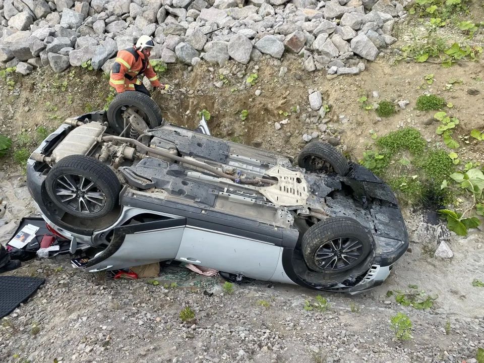 Пострадавшую в ДТП женщину деблокировали из автомобиля в Курильском районе Пострадавшую в ДТП женщину деблокировали из автомобиля в Курильском районе
