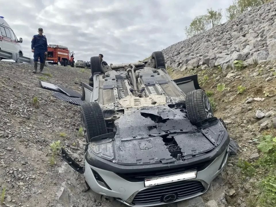 Пострадавшую в ДТП женщину деблокировали из автомобиля в Курильском районе
