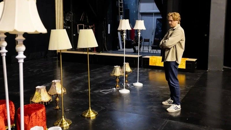 Репетиции театральной премьеры «Банкрот» в сахалинском Чехов-центре вышли на финишную прямую Репетиции театральной премьеры «Банкрот» в сахалинском Чехов-центре вышли на финишную прямую
