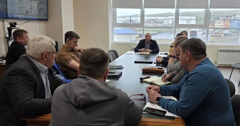Провёл встречу с руководителями стратегических объектов и предприятий жизнеобеспечения района, с представителями силового блока, пограничниками и военными