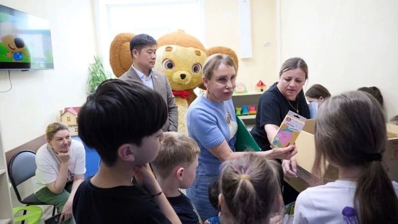 Подарок за смелость: как «Коробка храбрости» вернула улыбки в детскую больницу Южно-Сахалинска