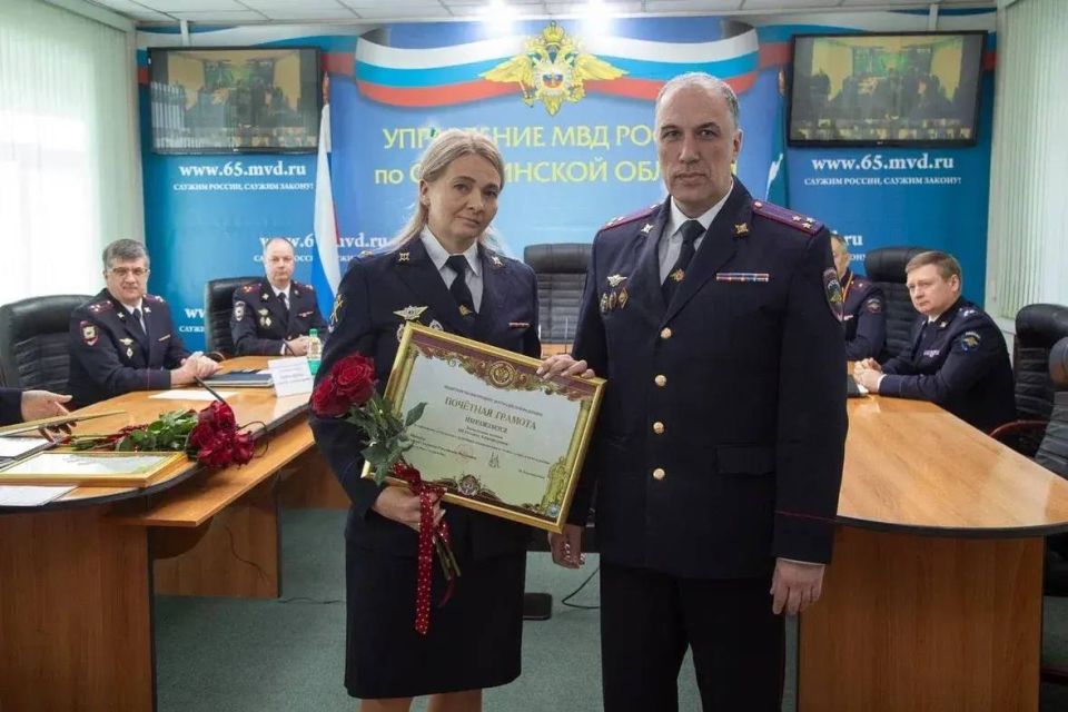 Начальник УМВД России по Сахалинской области полковник полиции Владимир Михайлович Арбузов поздравил личный состав УМВД и территориальных подразделений с Днём России Начальник УМВД России по Сахалинской области полковник полиции Владимир Михайлович Арбузов поздравил личный состав УМВД и территориальных подразделений с Днём России