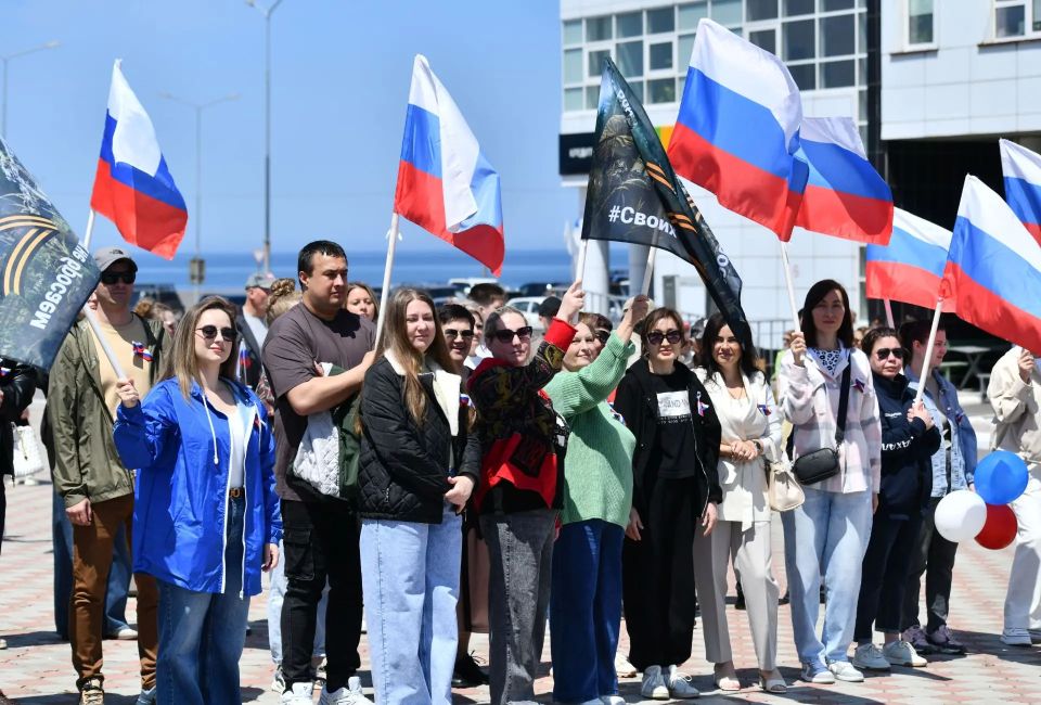 Сегодня в Курильске на площади перед администрацией округа состоялся митинг, посвящённый Дню России Сегодня в Курильске на площади перед администрацией округа состоялся митинг, посвящённый Дню России