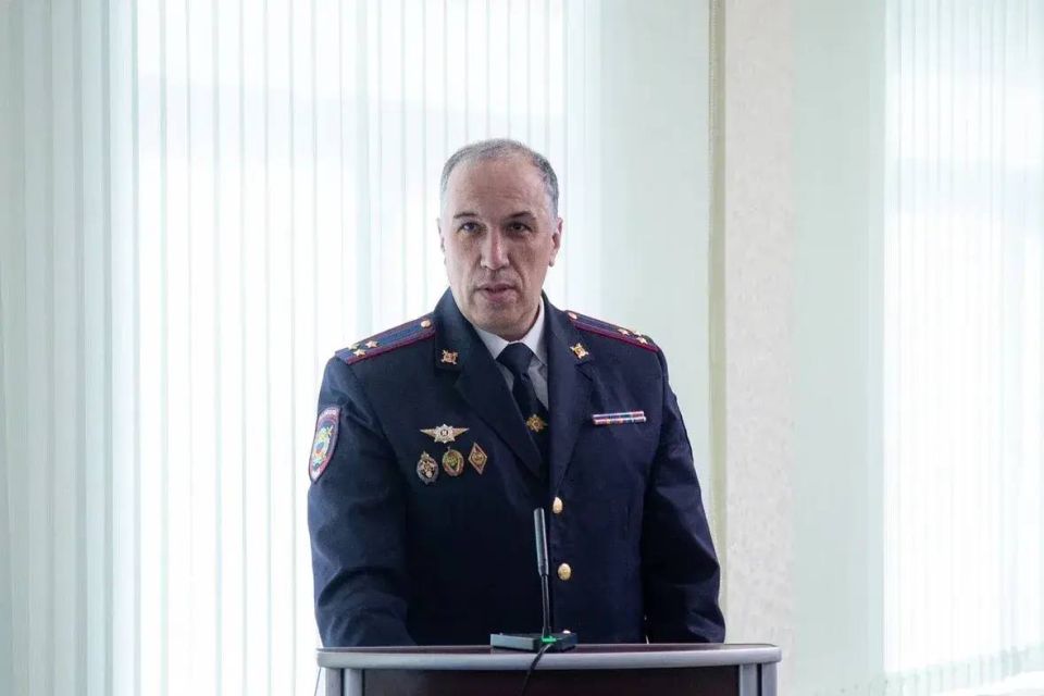 Начальник УМВД России по Сахалинской области полковник полиции Владимир Михайлович Арбузов поздравил личный состав УМВД и территориальных подразделений с Днём России Начальник УМВД России по Сахалинской области полковник полиции Владимир Михайлович Арбузов поздравил личный состав УМВД и территориальных подразделений с Днём России