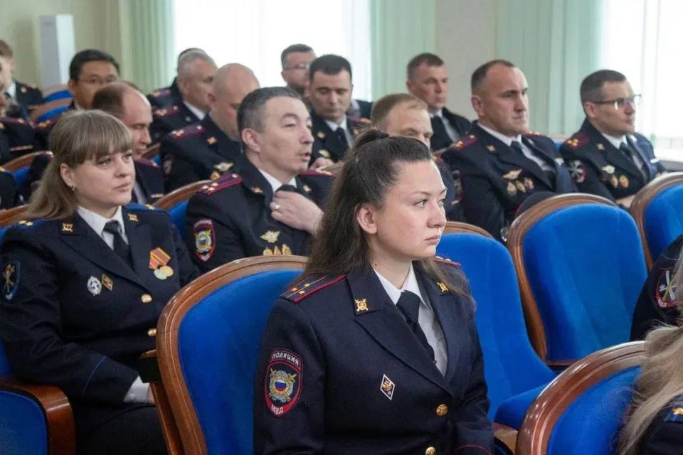 Начальник УМВД России по Сахалинской области полковник полиции Владимир Михайлович Арбузов поздравил личный состав УМВД и территориальных подразделений с Днём России Начальник УМВД России по Сахалинской области полковник полиции Владимир Михайлович Арбузов поздравил личный состав УМВД и территориальных подразделений с Днём России