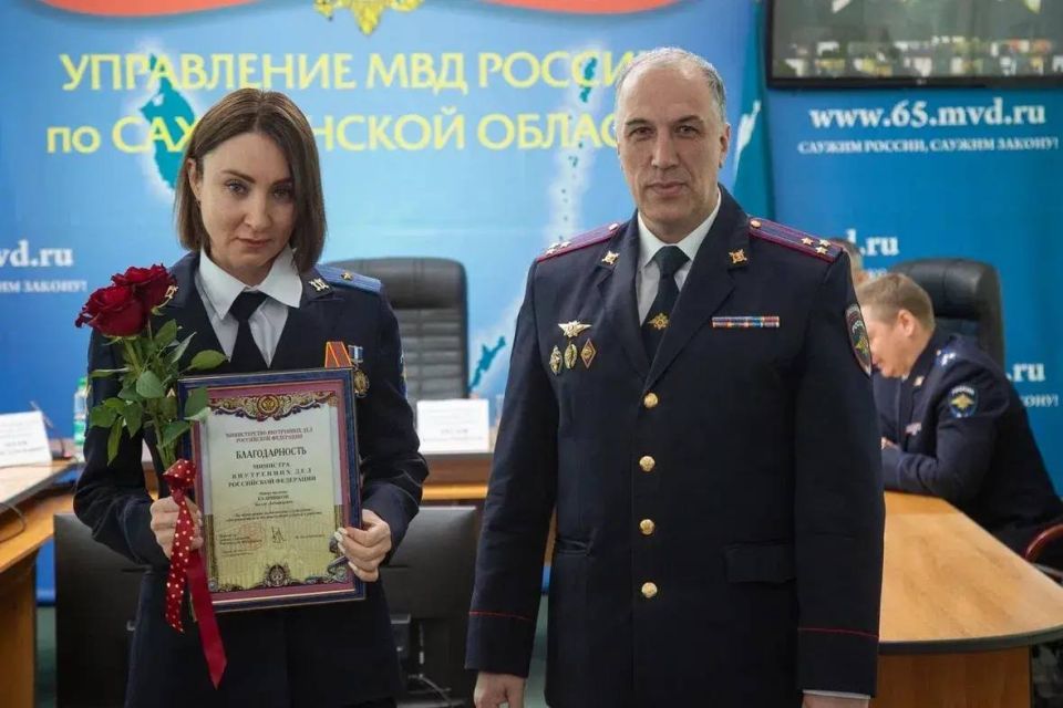 Начальник УМВД России по Сахалинской области полковник полиции Владимир Михайлович Арбузов поздравил личный состав УМВД и территориальных подразделений с Днём России Начальник УМВД России по Сахалинской области полковник полиции Владимир Михайлович Арбузов поздравил личный состав УМВД и территориальных подразделений с Днём России
