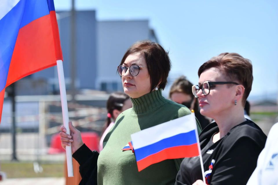 Сегодня в Курильске на площади перед администрацией округа состоялся митинг, посвящённый Дню России Сегодня в Курильске на площади перед администрацией округа состоялся митинг, посвящённый Дню России