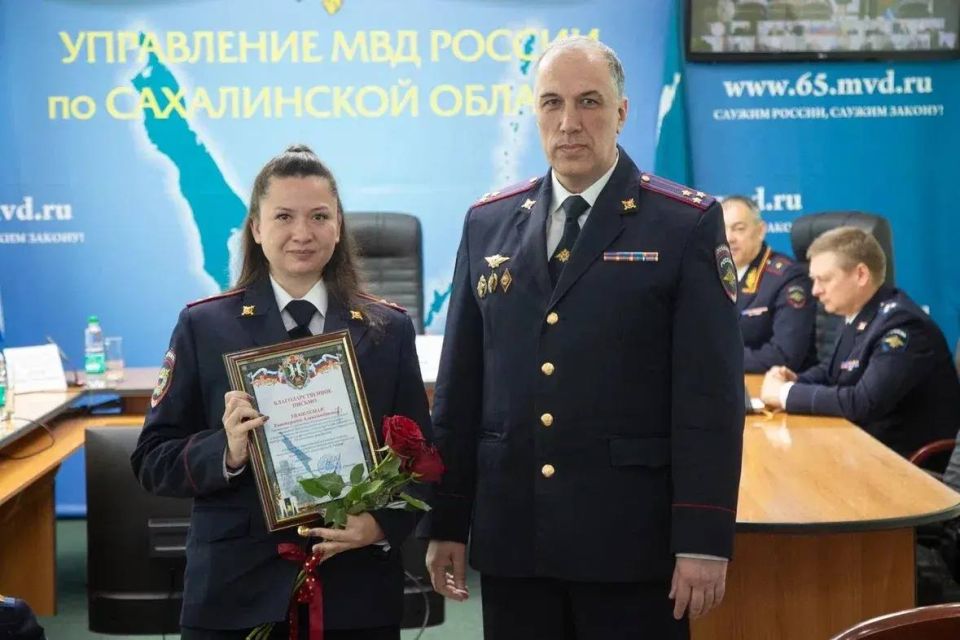 Начальник УМВД России по Сахалинской области полковник полиции Владимир Михайлович Арбузов поздравил личный состав УМВД и территориальных подразделений с Днём России Начальник УМВД России по Сахалинской области полковник полиции Владимир Михайлович Арбузов поздравил личный состав УМВД и территориальных подразделений с Днём России