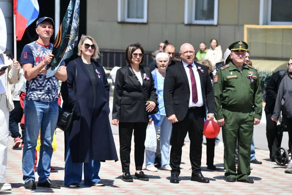 Сегодня в Курильске на площади перед администрацией округа состоялся митинг, посвящённый Дню России Сегодня в Курильске на площади перед администрацией округа состоялся митинг, посвящённый Дню России