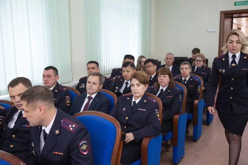 Начальник УМВД России по Сахалинской области полковник полиции Владимир Михайлович Арбузов поздравил личный состав УМВД и территориальных подразделений с Днём России Начальник УМВД России по Сахалинской области полковник полиции Владимир Михайлович Арбузов поздравил личный состав УМВД и территориальных подразделений с Днём России