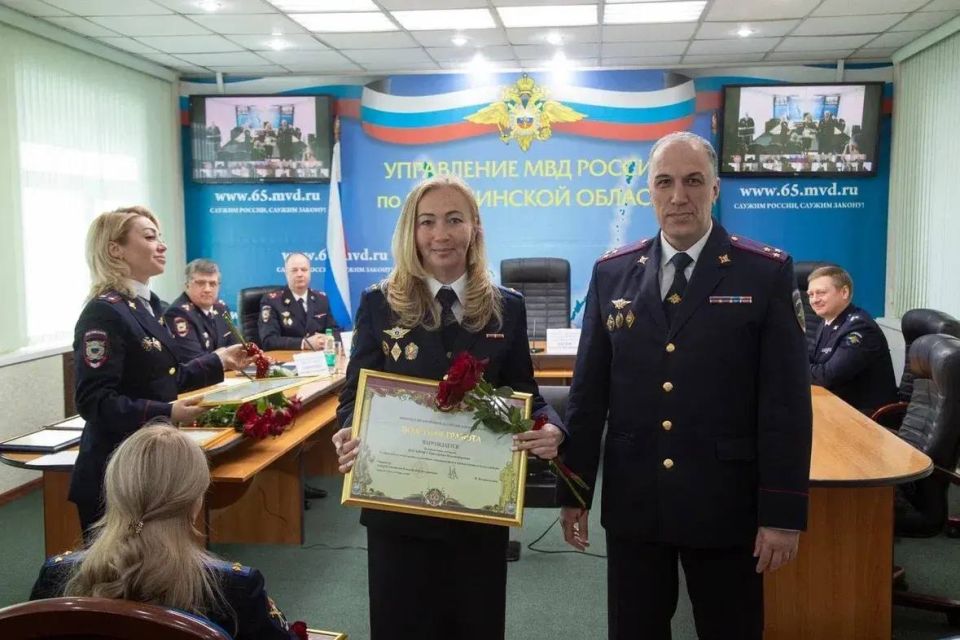 Начальник УМВД России по Сахалинской области полковник полиции Владимир Михайлович Арбузов поздравил личный состав УМВД и территориальных подразделений с Днём России Начальник УМВД России по Сахалинской области полковник полиции Владимир Михайлович Арбузов поздравил личный состав УМВД и территориальных подразделений с Днём России