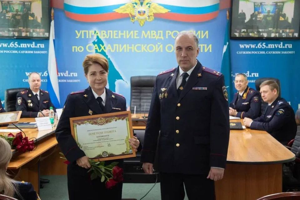 Начальник УМВД России по Сахалинской области полковник полиции Владимир Михайлович Арбузов поздравил личный состав УМВД и территориальных подразделений с Днём России Начальник УМВД России по Сахалинской области полковник полиции Владимир Михайлович Арбузов поздравил личный состав УМВД и территориальных подразделений с Днём России