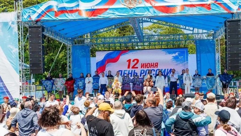 Уникальную коллекцию платков представили на фестивале в парке Южно-Сахалинска Уникальную коллекцию платков представили на фестивале в парке Южно-Сахалинска