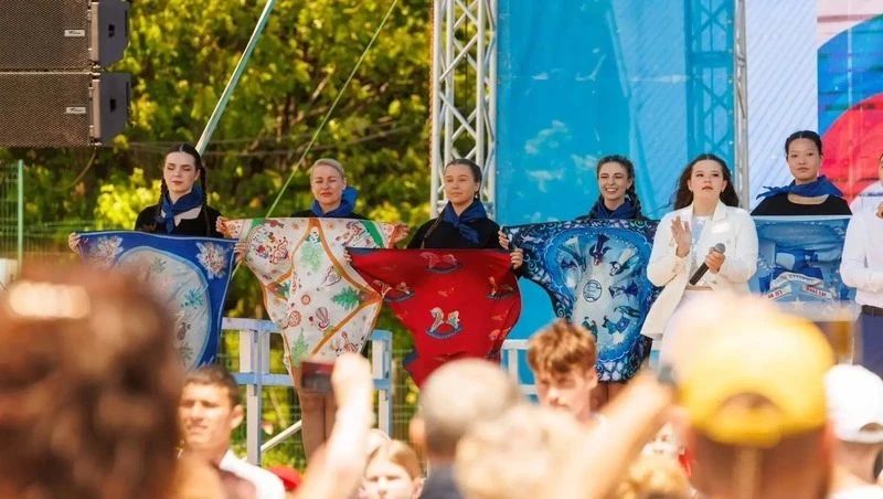 Уникальную коллекцию платков представили на фестивале в парке Южно-Сахалинска Уникальную коллекцию платков представили на фестивале в парке Южно-Сахалинска