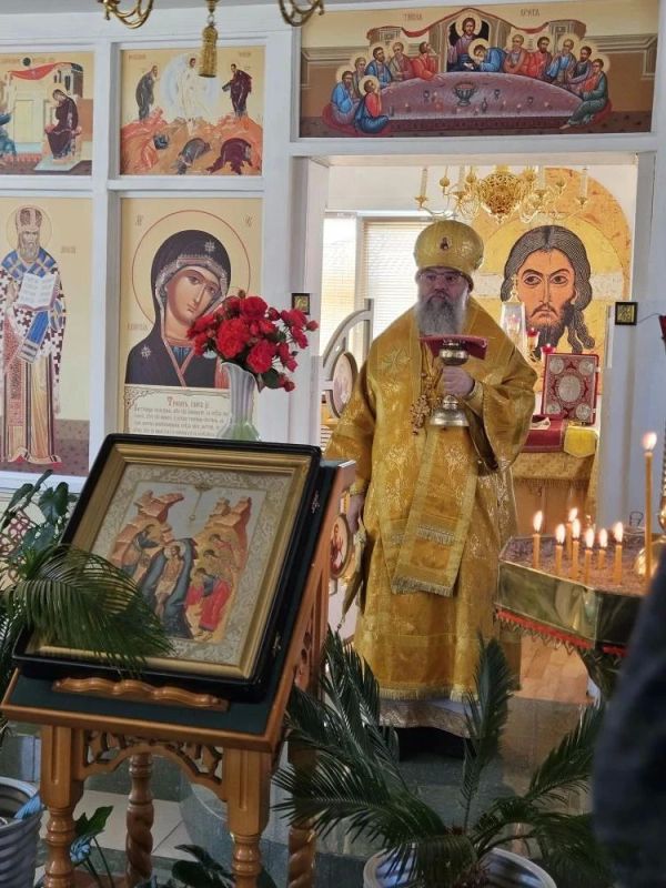 Сегодня утром в Курильске в храме Богоявления Господня архиепископ Южно-Сахалинский и Курильский Никанор отслужил литургию Сегодня утром в Курильске в храме Богоявления Господня архиепископ Южно-Сахалинский и Курильский Никанор отслужил литургию