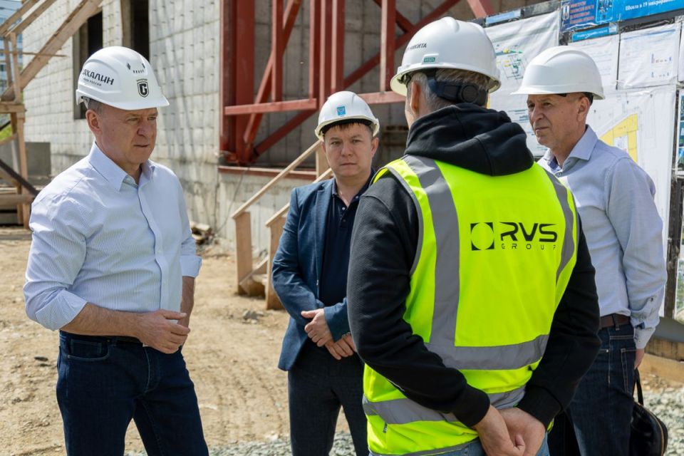 Мэр Южно-Сахалинска поручил завершить все наружные работы на стройке школы № 4 к зиме Мэр Южно-Сахалинска поручил завершить все наружные работы на стройке школы № 4 к зиме