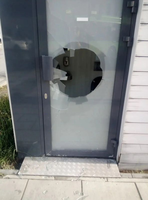 В Южно-Сахалинске вандалы ночью разбили туалетные модули на привокзальной площади В Южно-Сахалинске вандалы ночью разбили туалетные модули на привокзальной площади