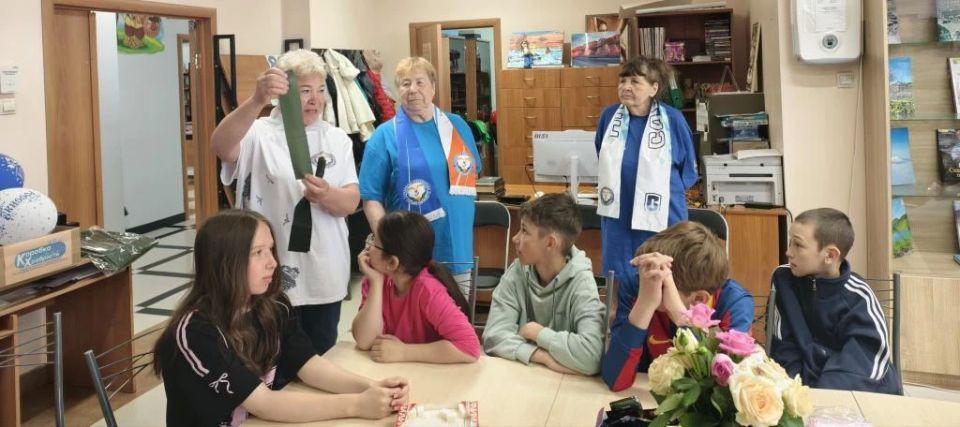 В преддверии Дня России в Курильской центральной городской библиотеке прошла патриотическая акция «Россия – Родина моя!» для воспитанников летнего лагеря «Солнышко» В преддверии Дня России в Курильской центральной городской библиотеке прошла патриотическая акция «Россия – Родина моя!» для воспитанников летнего лагеря «Солнышко»