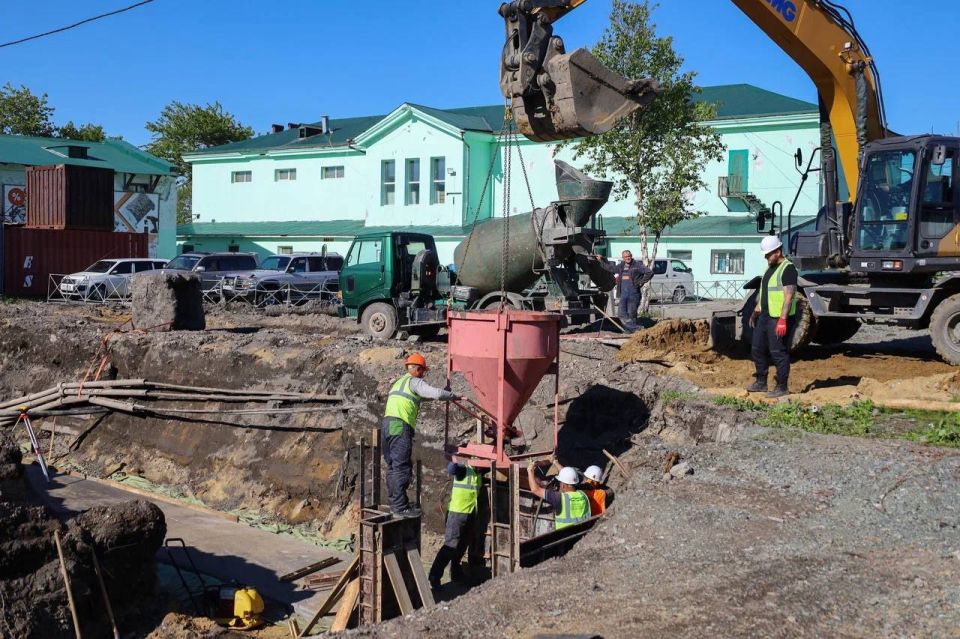 На "Пяти углах" в Корсакове высадят новые деревья вместо вырубленных На "Пяти углах" в Корсакове высадят новые деревья вместо вырубленных