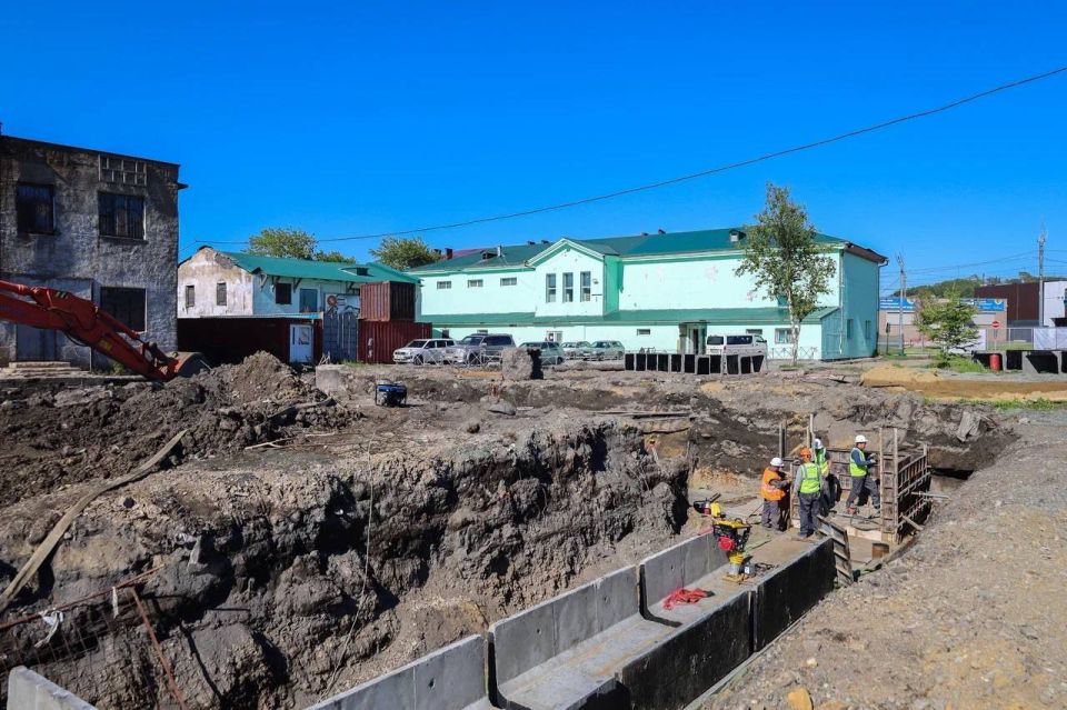 На "Пяти углах" в Корсакове высадят новые деревья вместо вырубленных На "Пяти углах" в Корсакове высадят новые деревья вместо вырубленных