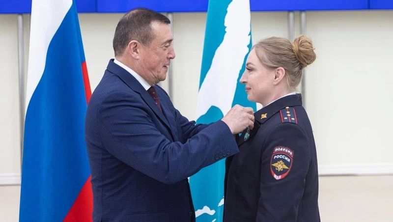 Валерий Лимаренко вручил первые памятные знаки лучшим участковым Сахалина