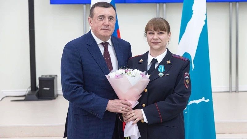 Валерий Лимаренко вручил первые памятные знаки лучшим участковым Сахалина Валерий Лимаренко вручил первые памятные знаки лучшим участковым Сахалина