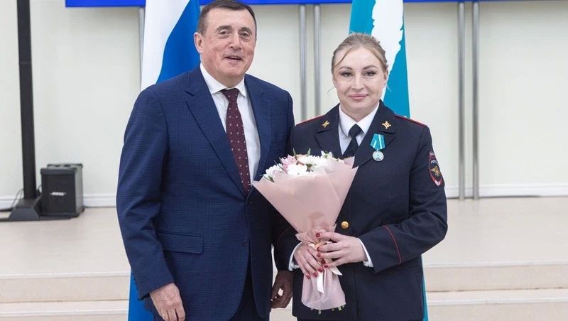 Валерий Лимаренко вручил первые памятные знаки лучшим участковым Сахалина Валерий Лимаренко вручил первые памятные знаки лучшим участковым Сахалина