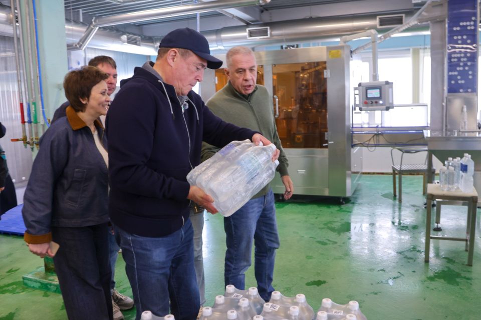 На Итурупе запустили производство питьевой воды из недр вулкана Богдан Хмельницкий На Итурупе запустили производство питьевой воды из недр вулкана Богдан Хмельницкий