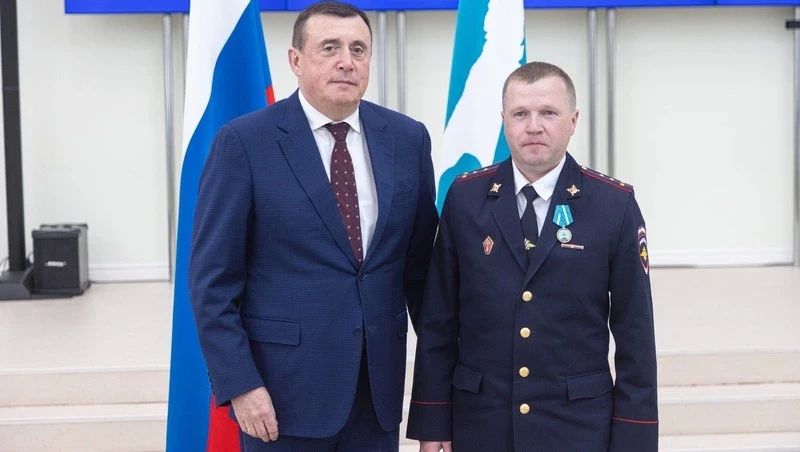 Валерий Лимаренко вручил первые памятные знаки лучшим участковым Сахалина Валерий Лимаренко вручил первые памятные знаки лучшим участковым Сахалина