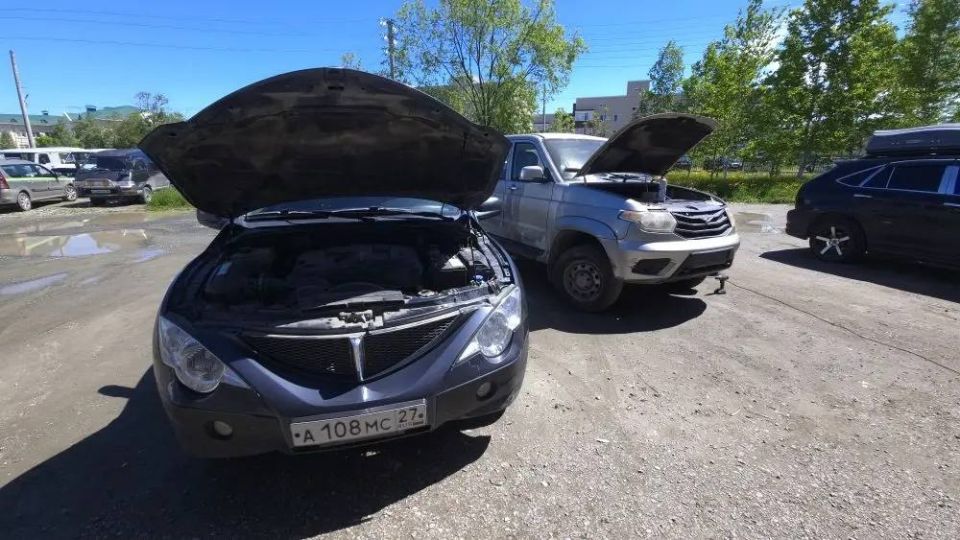 Кошка Маша помогает водителям Анивской больницы переоборудовать машины для фронта Кошка Маша помогает водителям Анивской больницы переоборудовать машины для фронта
