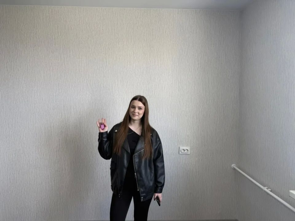 Сирота из Долинска получила ключи от квартиры Сирота из Долинска получила ключи от квартиры