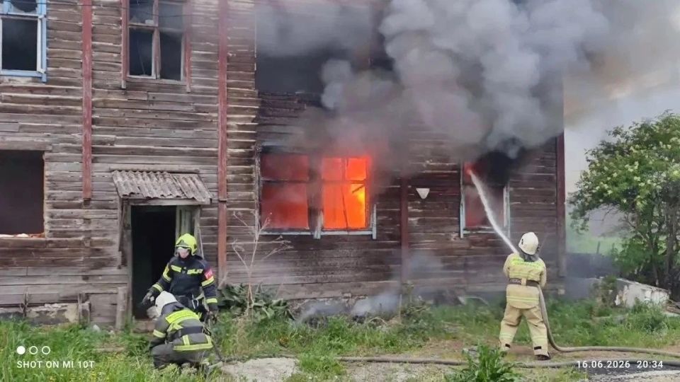 В Тымовском огонь охватил квартиру в заброшенном доме В Тымовском огонь охватил квартиру в заброшенном доме