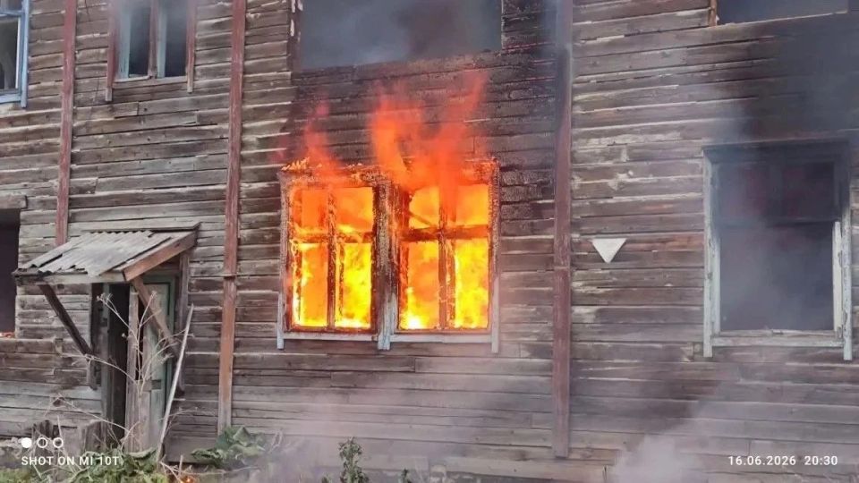В Тымовском огонь охватил квартиру в заброшенном доме В Тымовском огонь охватил квартиру в заброшенном доме