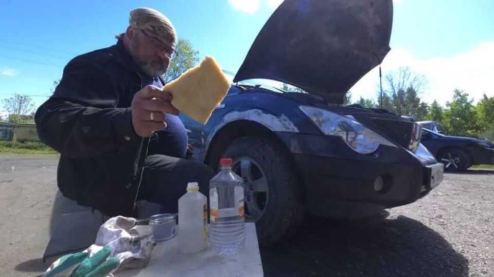 Кошка Маша помогает водителям Анивской больницы переоборудовать машины для фронта Кошка Маша помогает водителям Анивской больницы переоборудовать машины для фронта