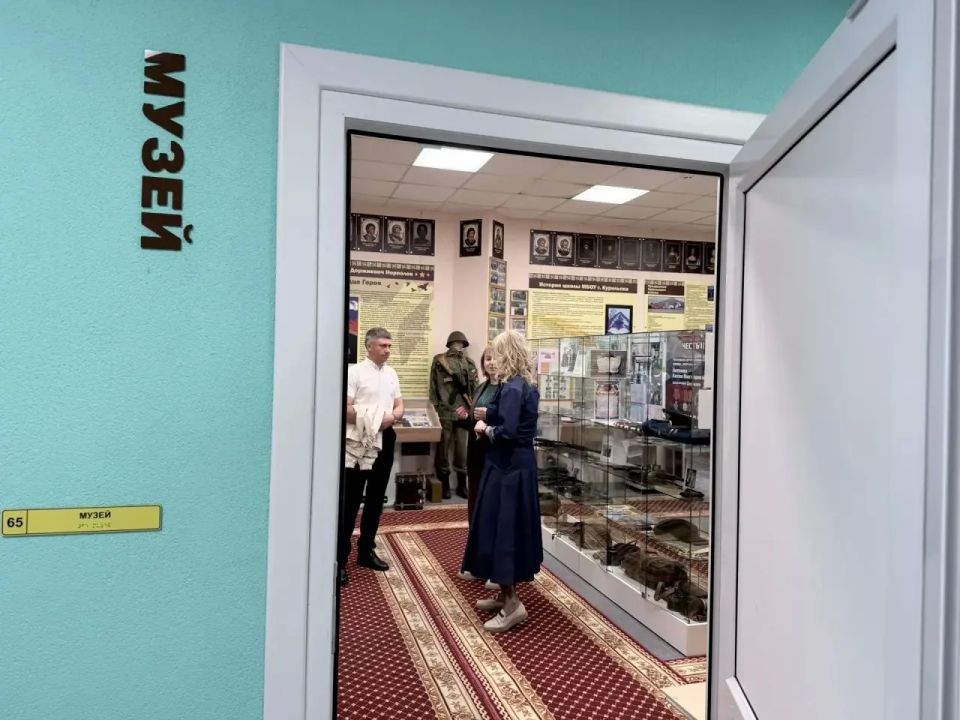 В школьном музее Курильска открыли витрину, где бережно собраны личные вещи выпускника местной школы и Героя, который отдал жизнь, исполняя свой воинский долг В школьном музее Курильска открыли витрину, где бережно собраны личные вещи выпускника местной школы и Героя, который отдал жизнь, исполняя свой воинский долг