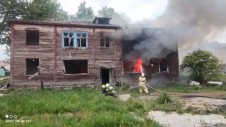 В Тымовском огонь охватил квартиру в заброшенном доме В Тымовском огонь охватил квартиру в заброшенном доме