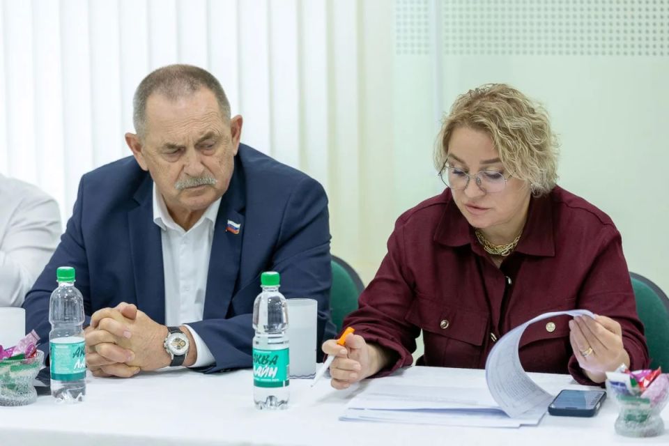 Сергей Надсадин провёл встречу с общественным советом Лугового Сергей Надсадин провёл встречу с общественным советом Лугового