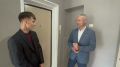 «Теперь у меня есть свой дом»: охинец из числа детей-сирот получил ключи от новой квартиры