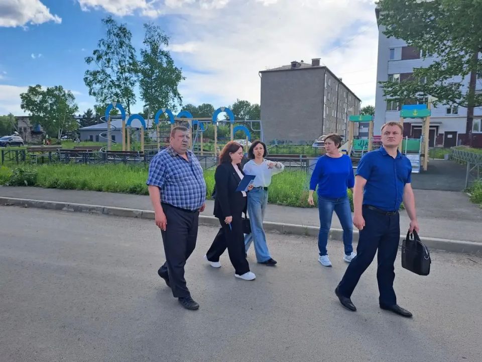 В Тымовском проверили качество содержания дворов и обсудили вопросы ЖКХ с жителями в рамках проекта «Управдом» В Тымовском проверили качество содержания дворов и обсудили вопросы ЖКХ с жителями в рамках проекта «Управдом»