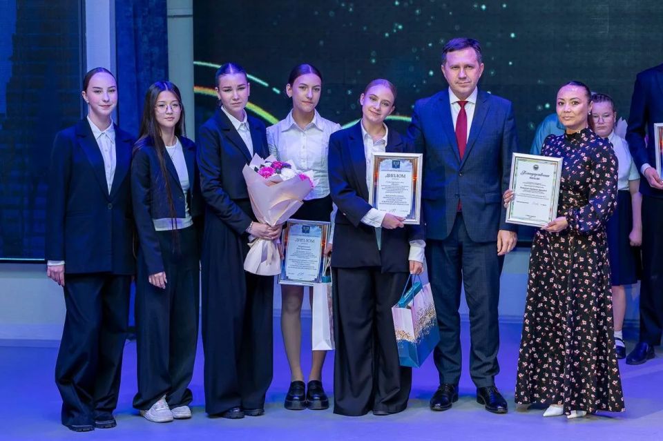 Сергей Надсадин: Каждый июнь мы с особой гордостью соблюдаем славную традицию – вручаем именные стипендии лучшим школьникам Южно-Сахалинска Сергей Надсадин: Каждый июнь мы с особой гордостью соблюдаем славную традицию – вручаем именные стипендии лучшим школьникам Южно-Сахалинска